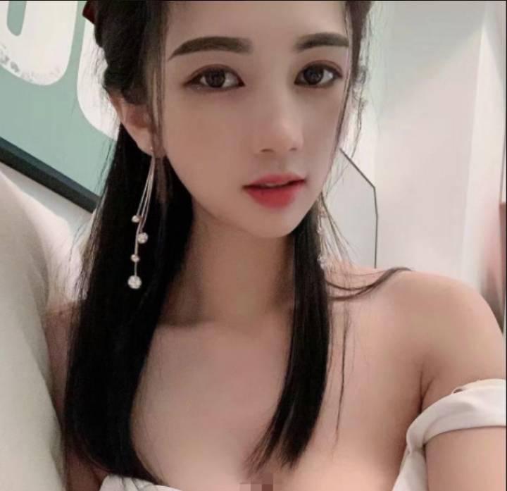 性格开放主动大方白皙女