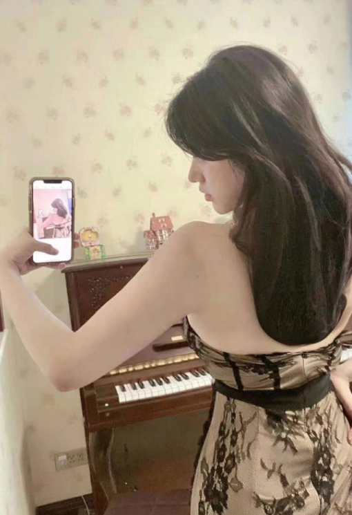 清纯的钢琴老师